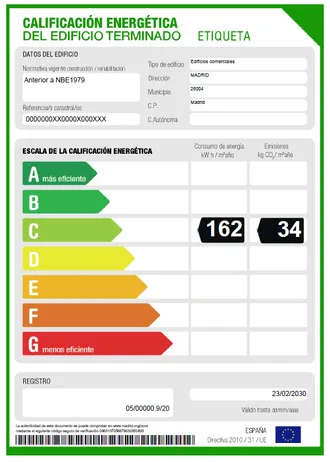 Ejemplo de etiqueta de calificación energética que muestra la eficiencia de un edificio en una escala de la A a la G